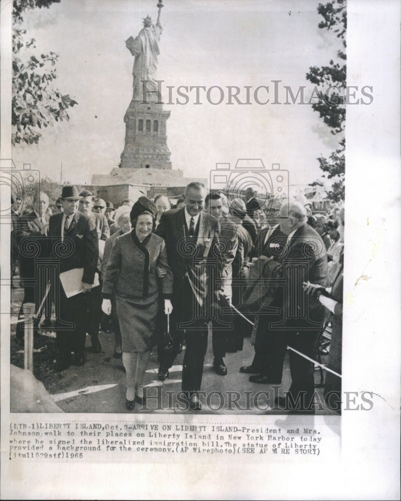 1965 Press Photo President and Mrs. Johnson Walk to Their Places on Liberty - Historic Images