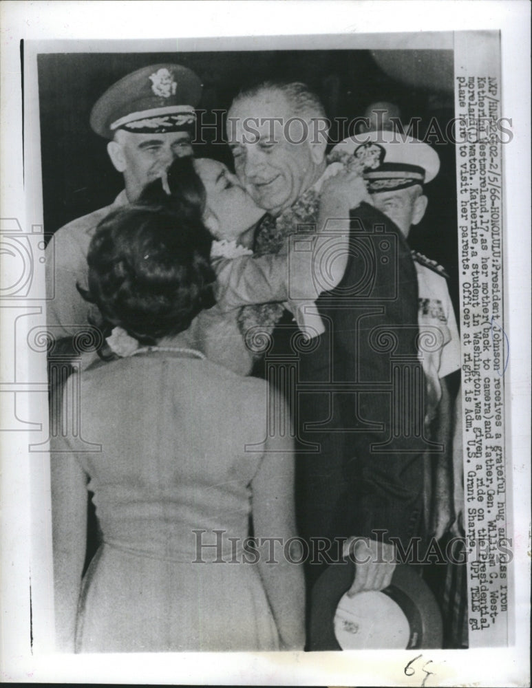 1966 Press Photo President Johnson Receives a Grateful Hugged Kiss - Historic Images