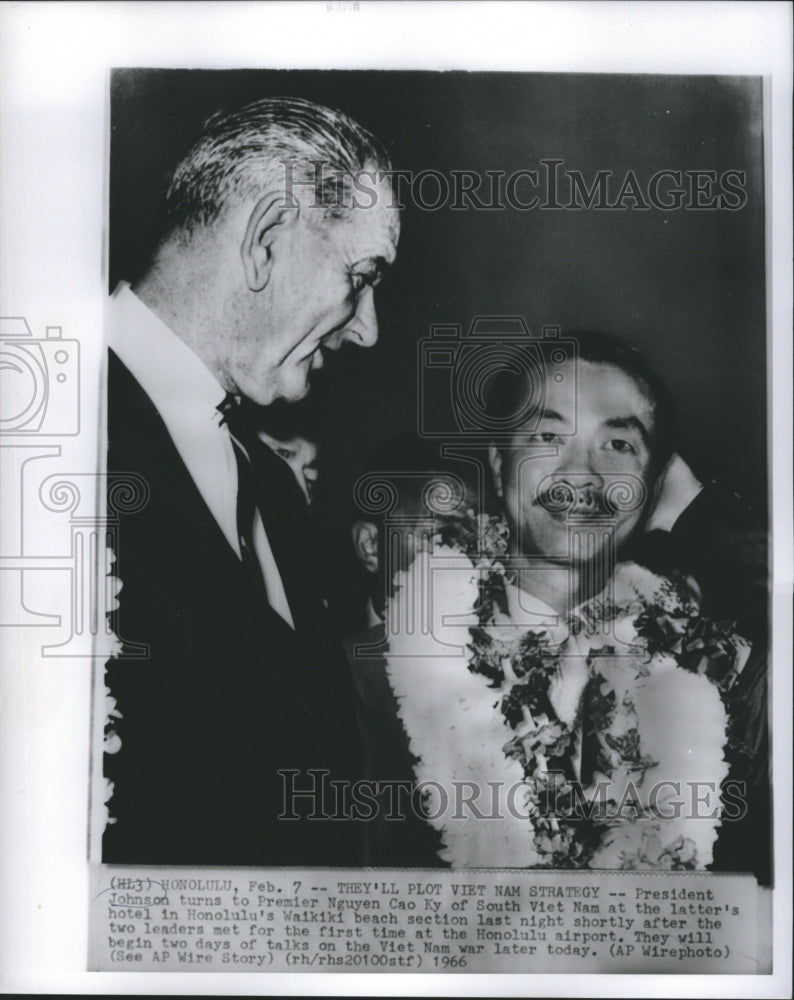 1966 Press Photo President Johnson Turns to Premier Nguyen Cao Ky of South Viet - Historic Images