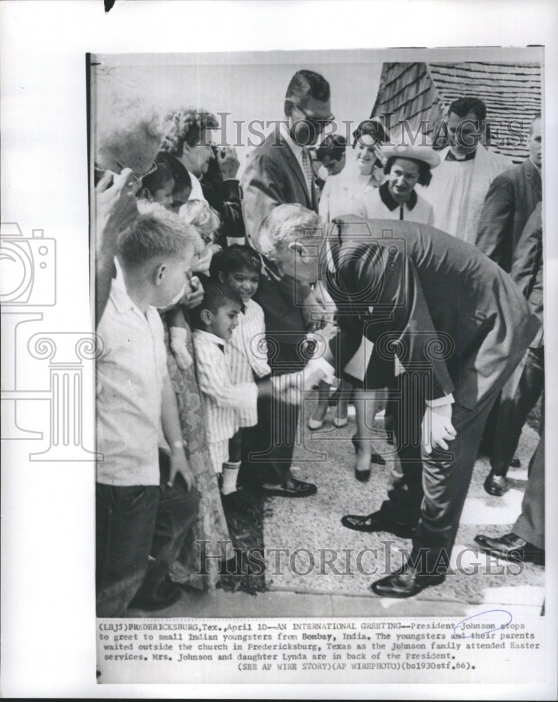 1986 Press Photo President Johnson Stops to great to Small Indian Young-stars - Historic Images