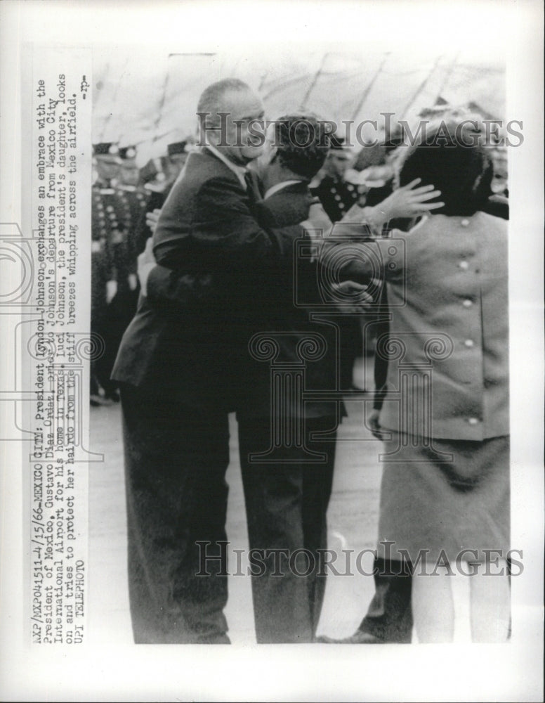 1966 Press Photo President Lyndon Johnson Exchanges Embrace with the President - Historic Images