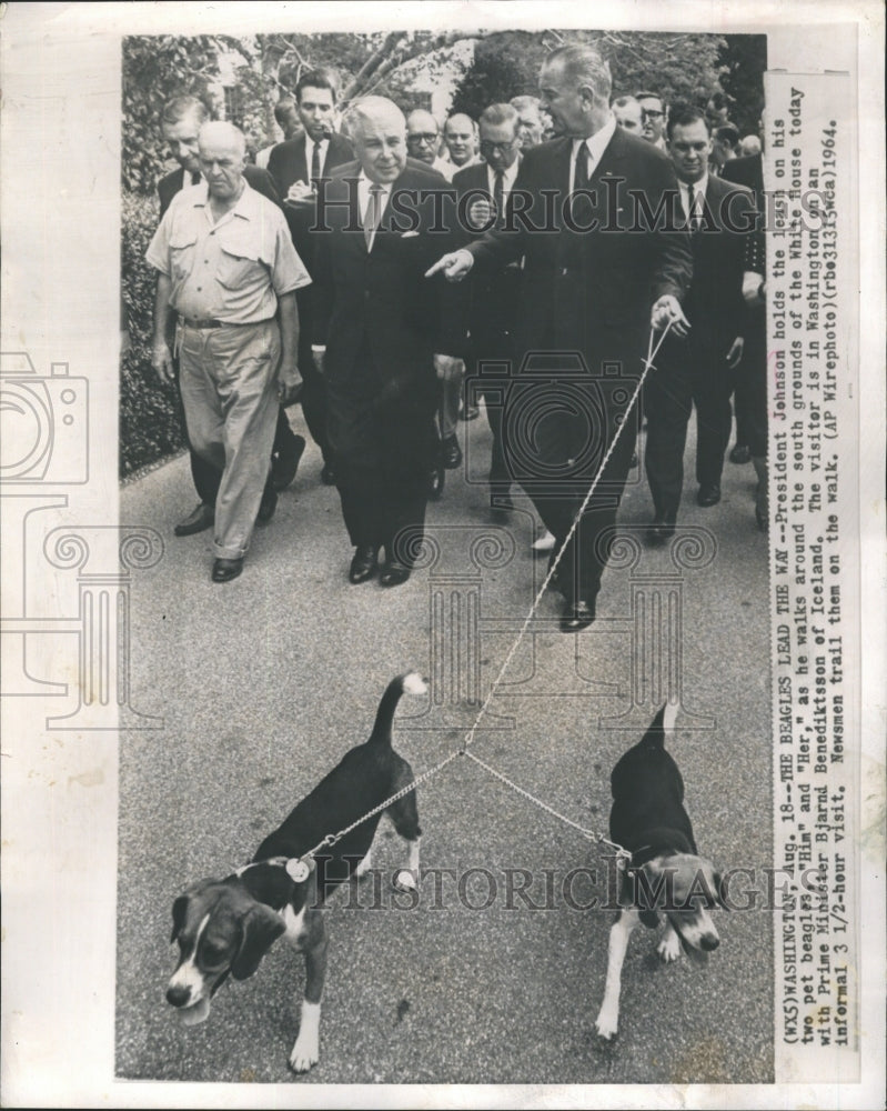 1941 Press Photo President Johnson Holds the Leash on his Two Pet Beagles &quot;Him&quot; - Historic Images