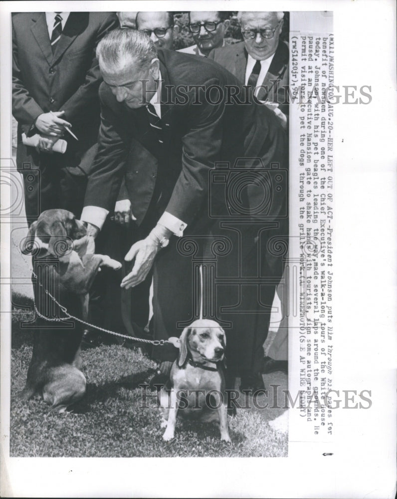 1964 Press Photo President Johnson Puts Him Through His Pases for Benefit - Historic Images