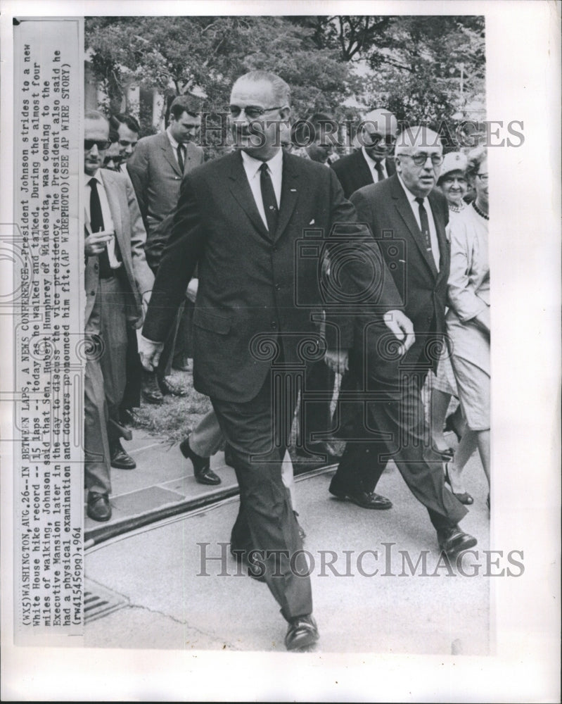 1964 Press Photo President Johnson Strides to New White House Hike Record - Historic Images