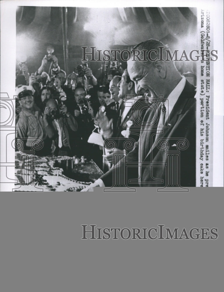 1968 Press Photo President Johnson Smiles as Pretends Stick Knifs Into Arizona - Historic Images