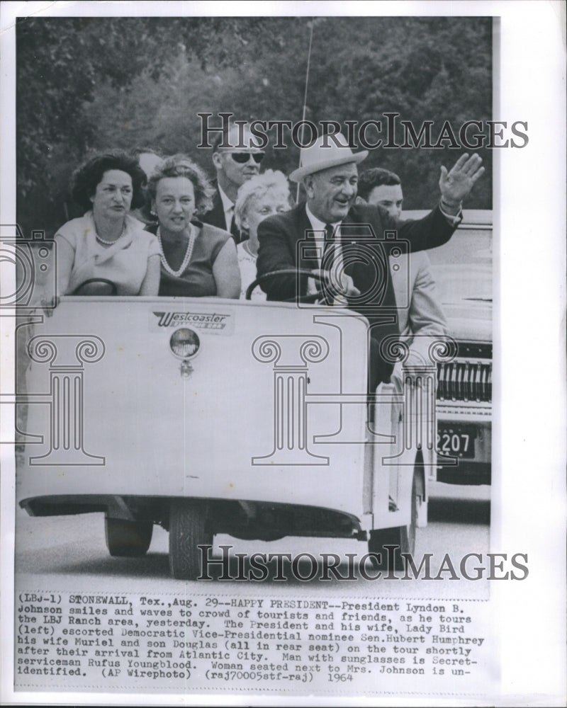 1984 Press Photo President Lyndon B Johnson Smiles and Waves to Crowd of Tourist - Historic Images