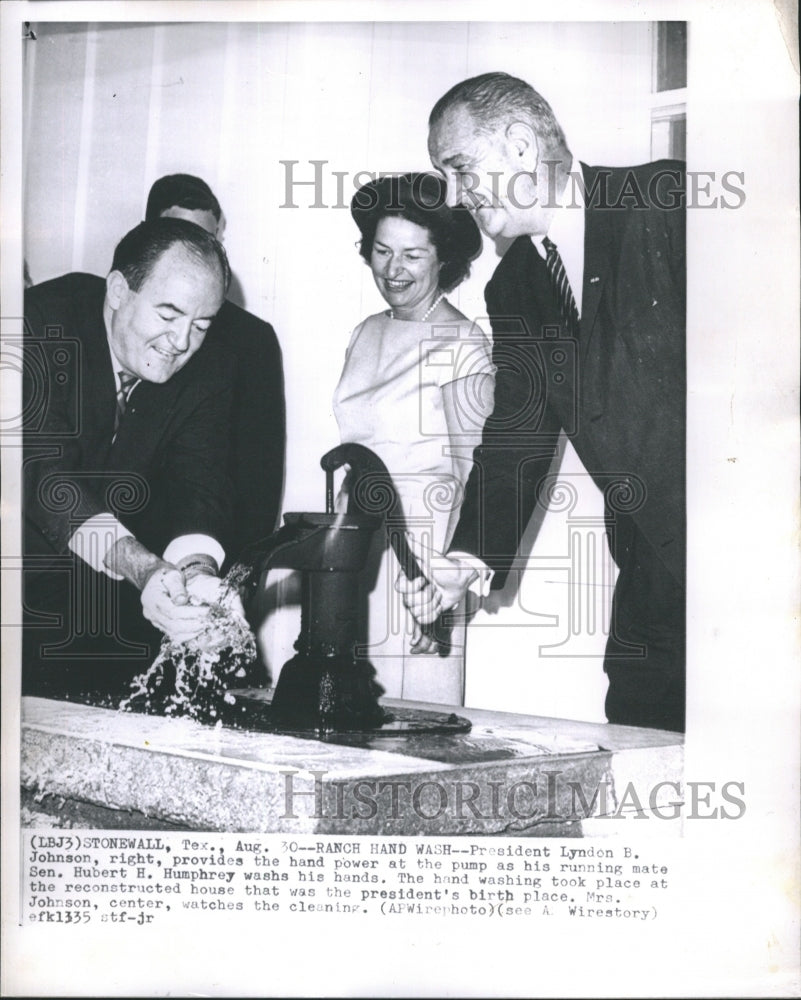 1964 Press Photo President Lyndon B. Johnson, Provides the Hand Power at Pump - Historic Images