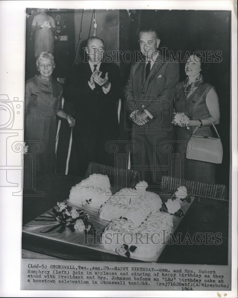 1964 Press Photo Sen. and Mrs. Hubert Humphrey Join in Applause and Singing - Historic Images