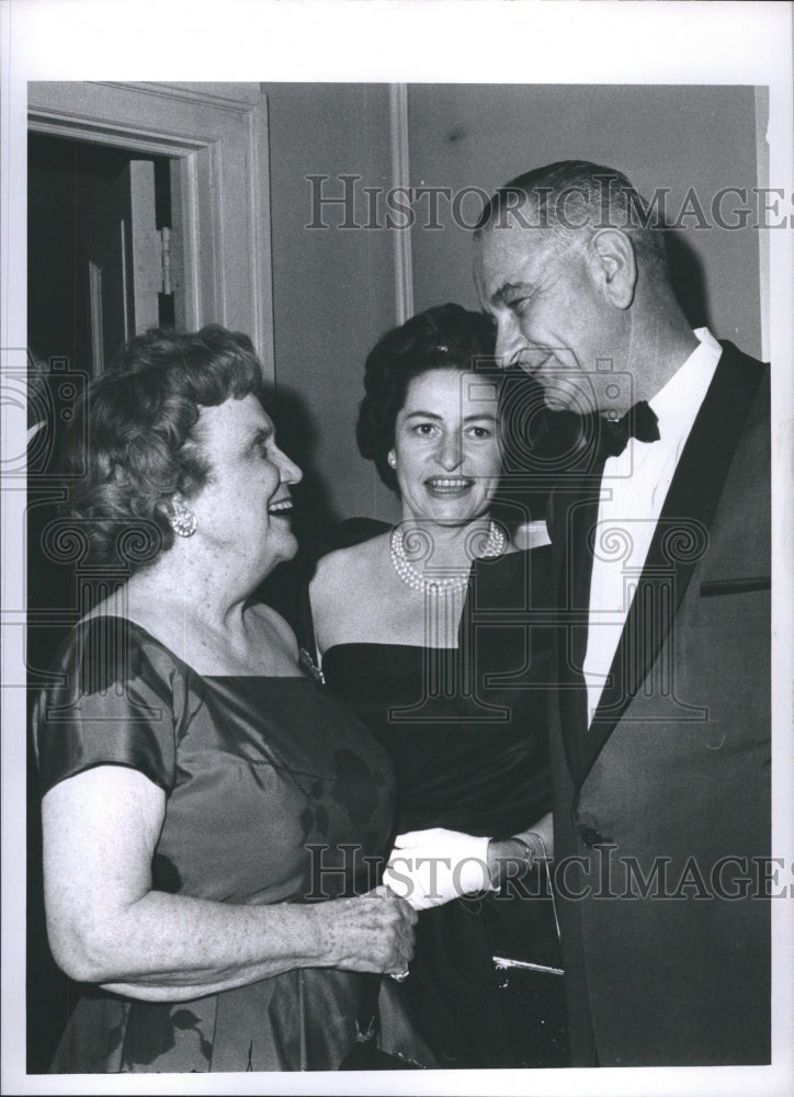 Press Photo Politician Smile and Hand Shake With Women - Historic Images