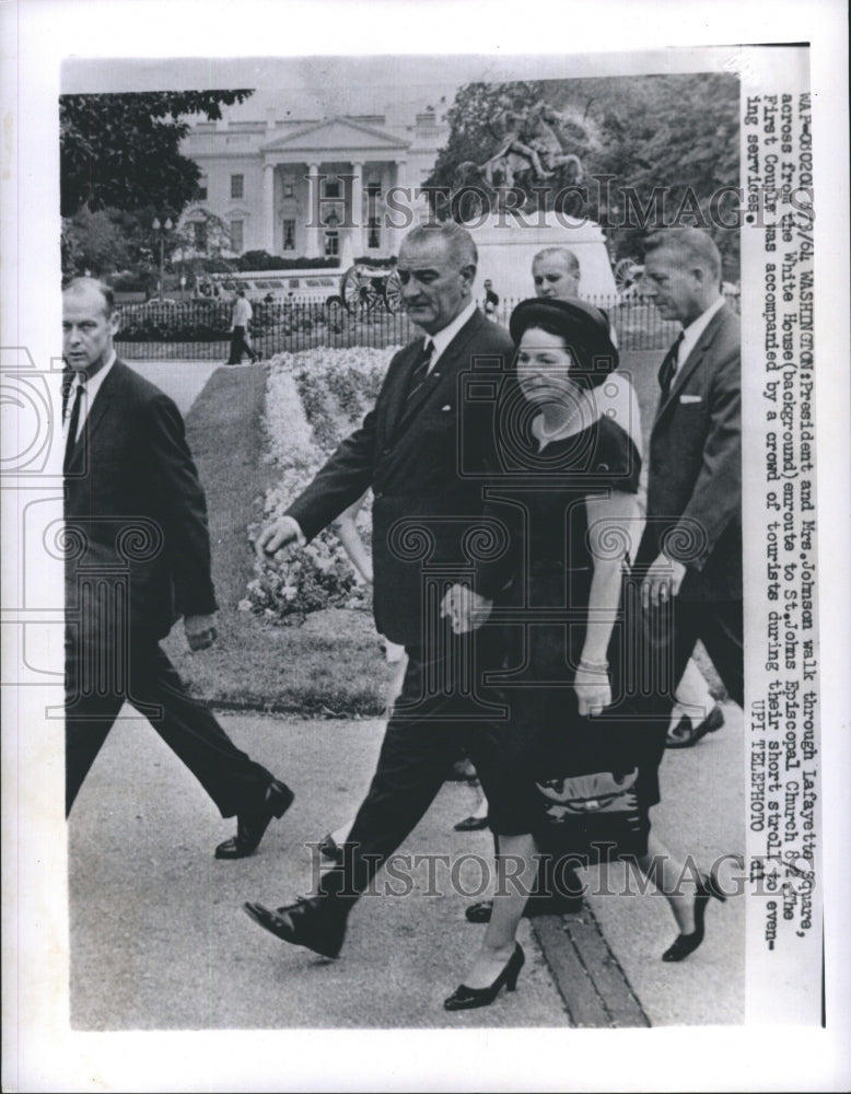 1964 Press Photo President and Mrs. Johnson Walk Through Lafayatte Square - Historic Images