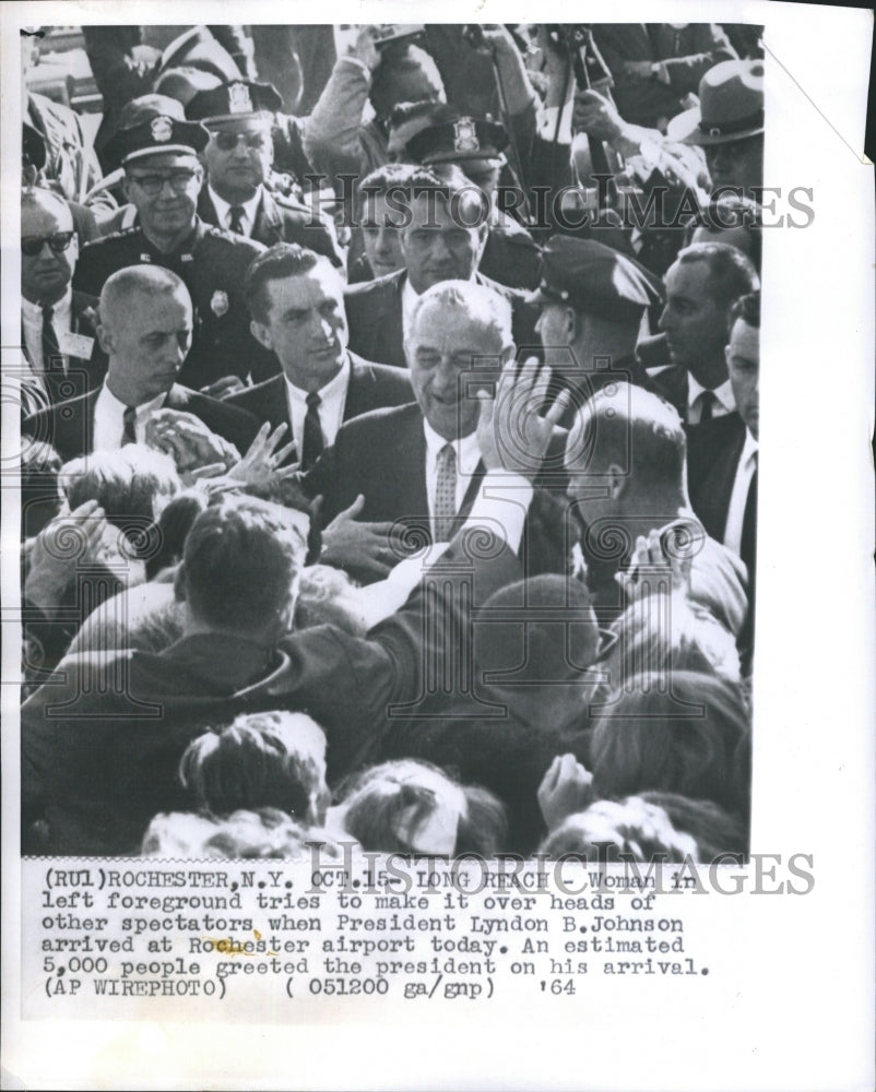 1964 Press Photo Women in Foreground Tries Make Over heads Pres. Johnson - Historic Images