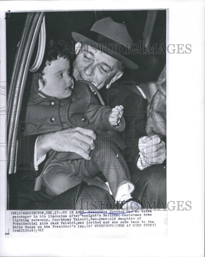 1965 Press Photo President Johnson Had an Extra Passenger in his Limousine - Historic Images