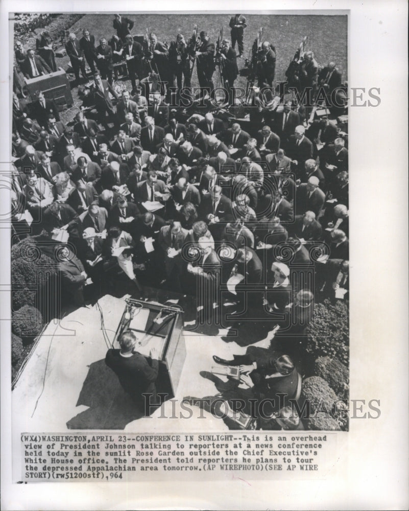 1954 Press Photo Overhead View of President Johnson Talking to Reporters - Historic Images