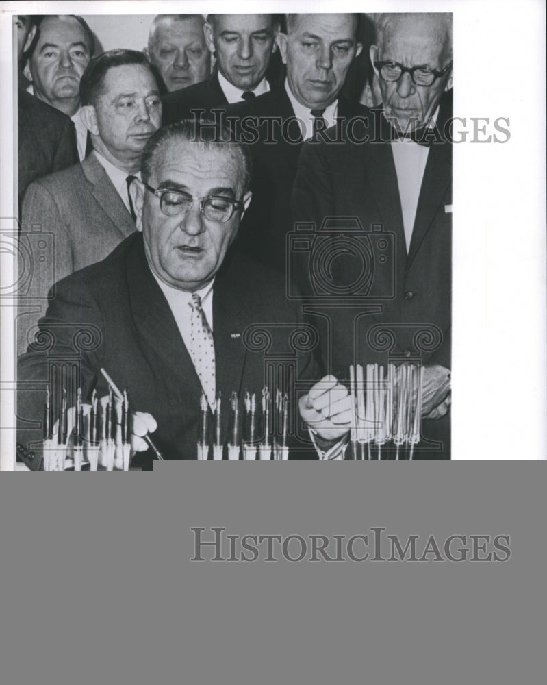 1964 Press Photo President Johnson Dips Pen in Ink as He Signs the $1 Billion - Historic Images