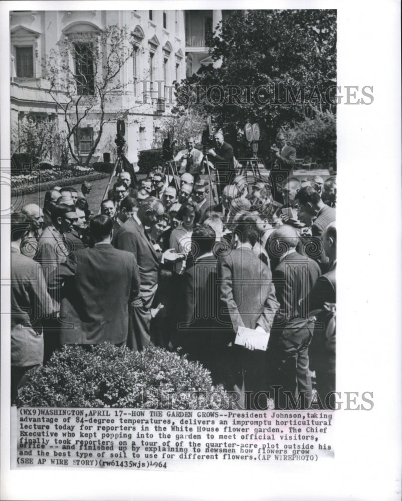 1964 Press Photo President Johnson, Taking Advantage of 84-Degree temperatures - Historic Images