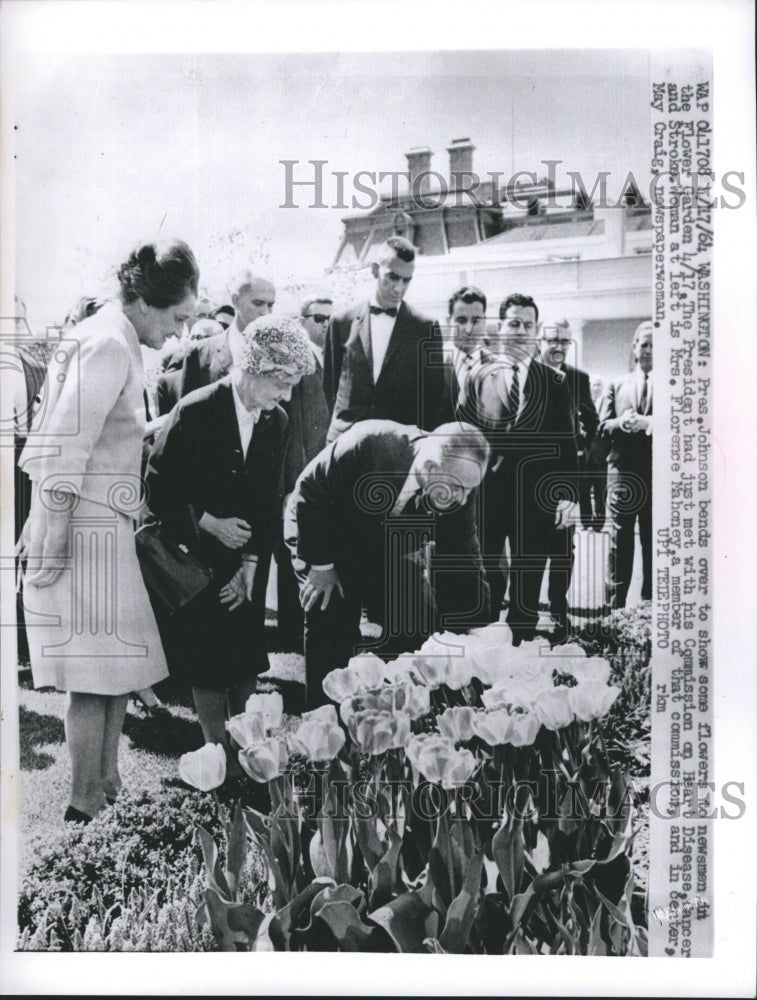 1964 Press Photo Pres. Johnson Bends Over to Show Some Flowers to Newsman - Historic Images