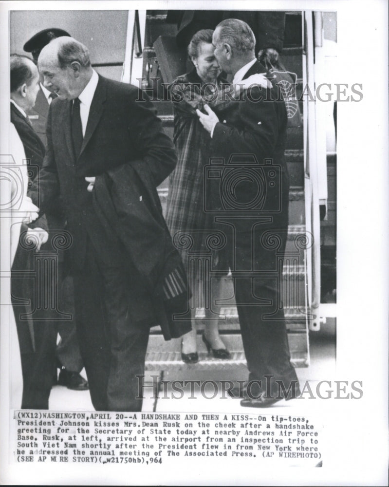 1964 Press Photo On Tip-Toes, President Johnson Kisses Mrs. Dean Ruck on Cheek - Historic Images