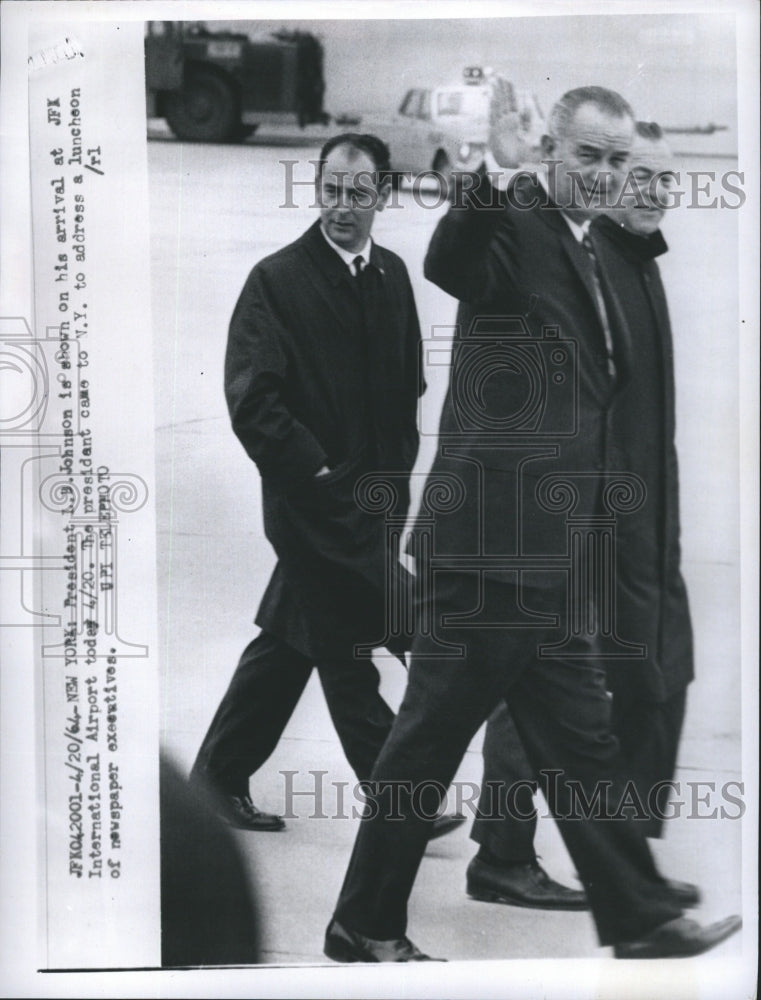 1964 Press Photo President L.B. Johnson is Shown on his Arrival at Airport - Historic Images