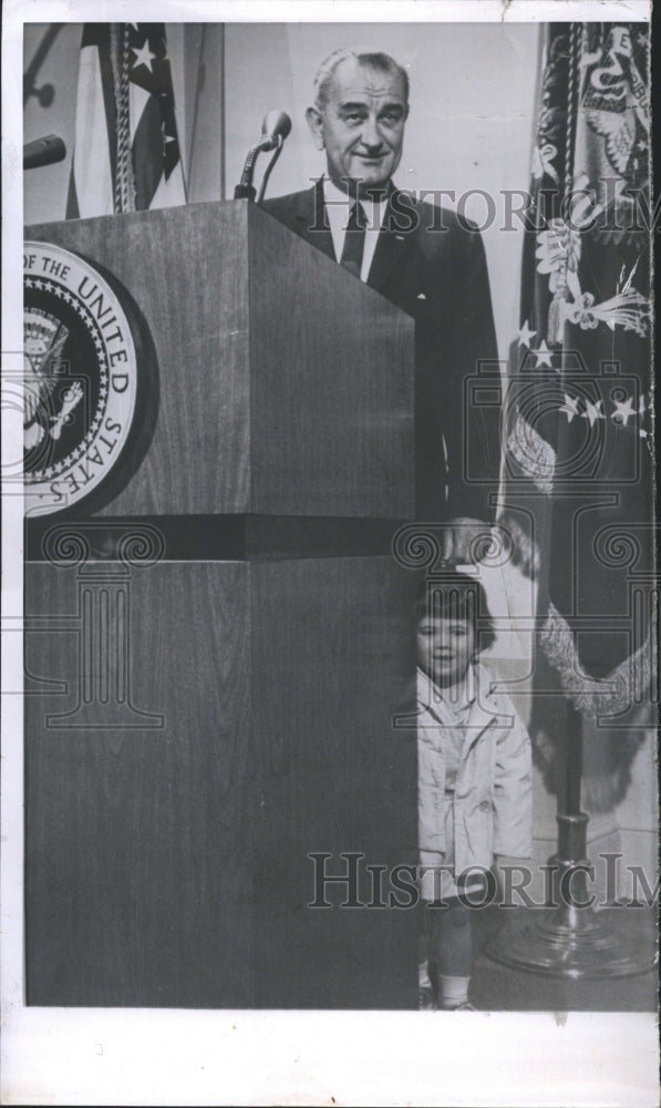 1947 Press Photo President Johnson announcing and of Rail Dispute at White House - Historic Images