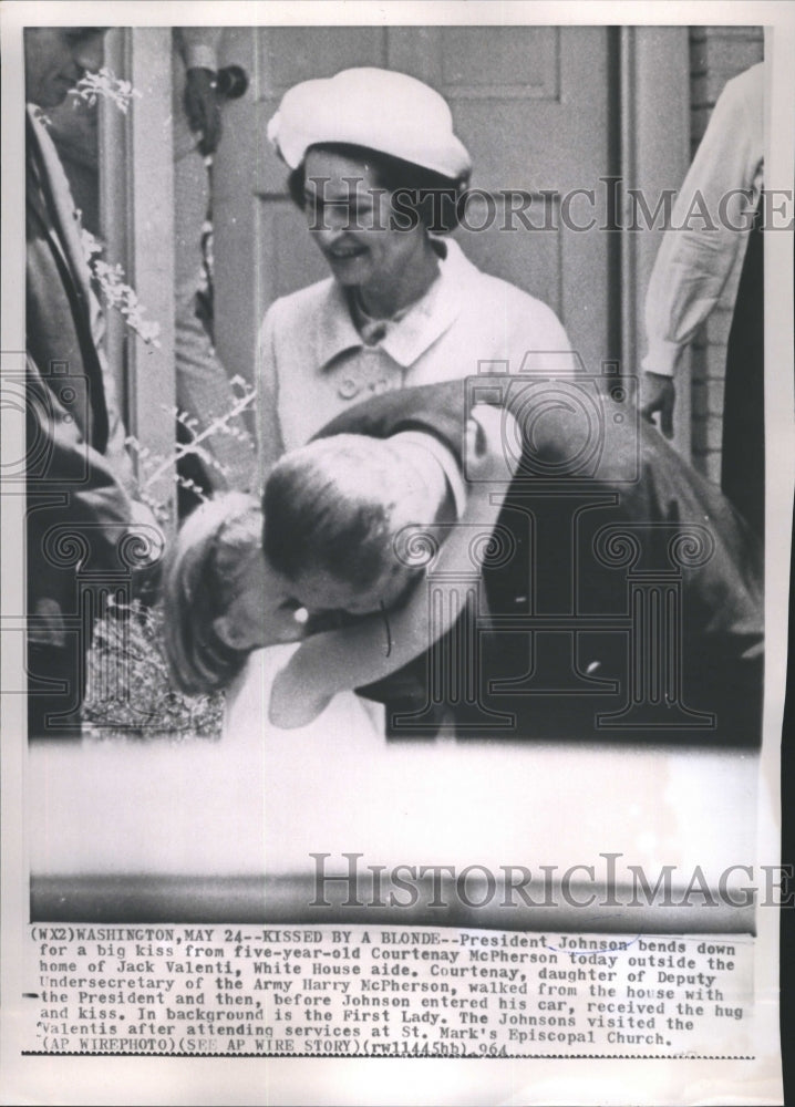 1964 Press Photo President Johnson Bends Down for Big Kiss From Five-Year-Old - Historic Images