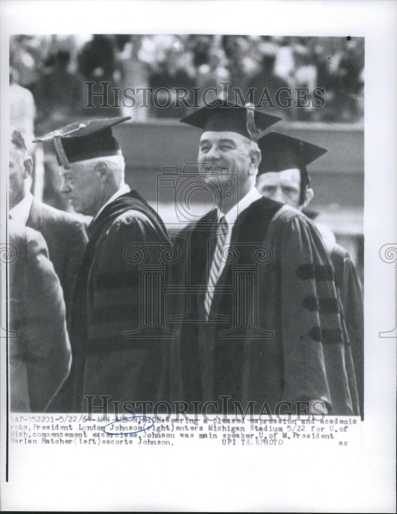 1964 Press Photo President Johnson Enters Michigan Stadium for U. of Mich. - Historic Images