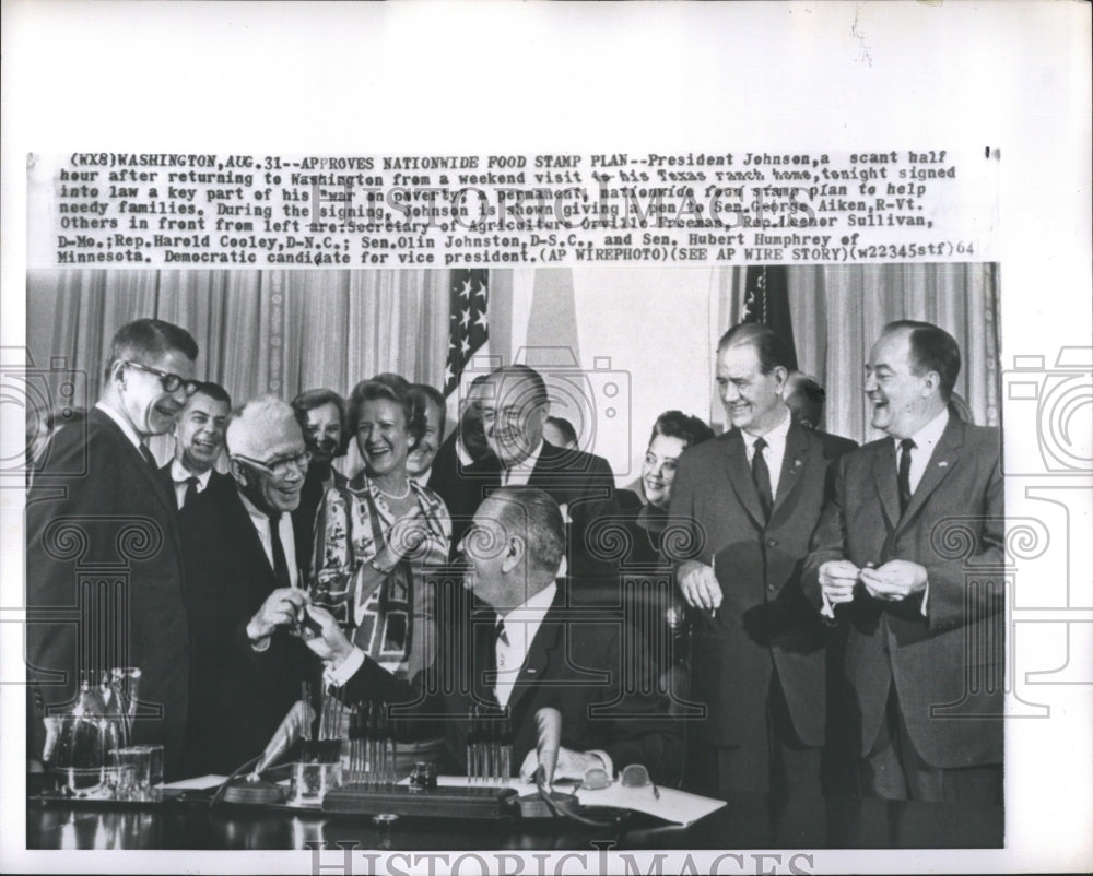 1964 Press Photo President Johnson Scan Half Hear After Returning to Washington - Historic Images