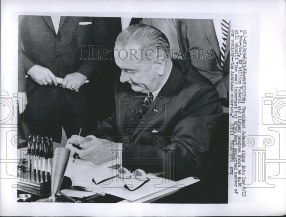 1964 Press Photo President Johnson Signs into Law - RSH04333 - Historic Images