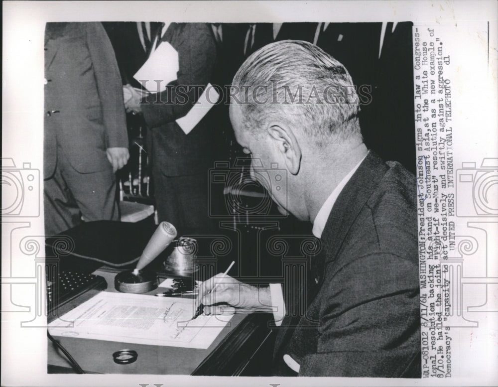 1964 Press Photo President Johnson Signs Into Law a Congressional Resolution - Historic Images