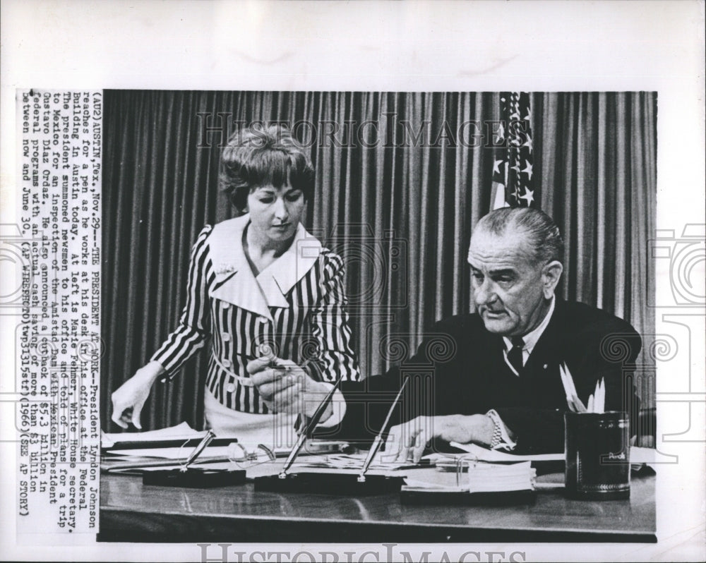 1930 Press Photo President Lyndon Johnson Reaches for Pen as He Works in Office - Historic Images