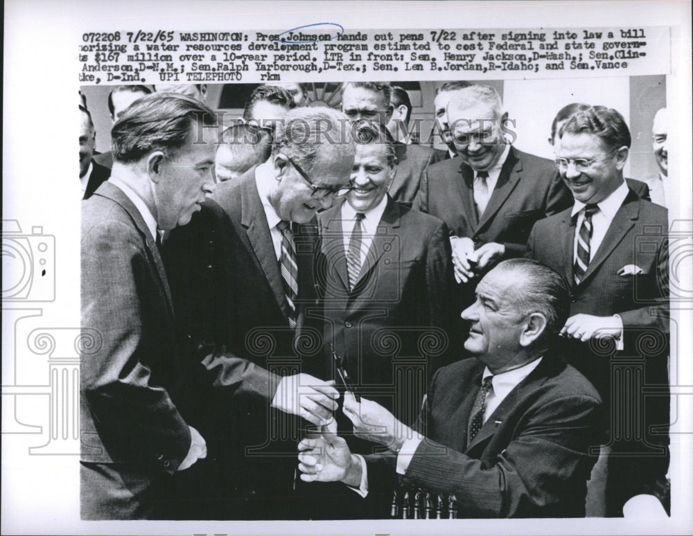 1965 Press Photo Pres. Johnson Hands Our Pens After Singing - Historic Images