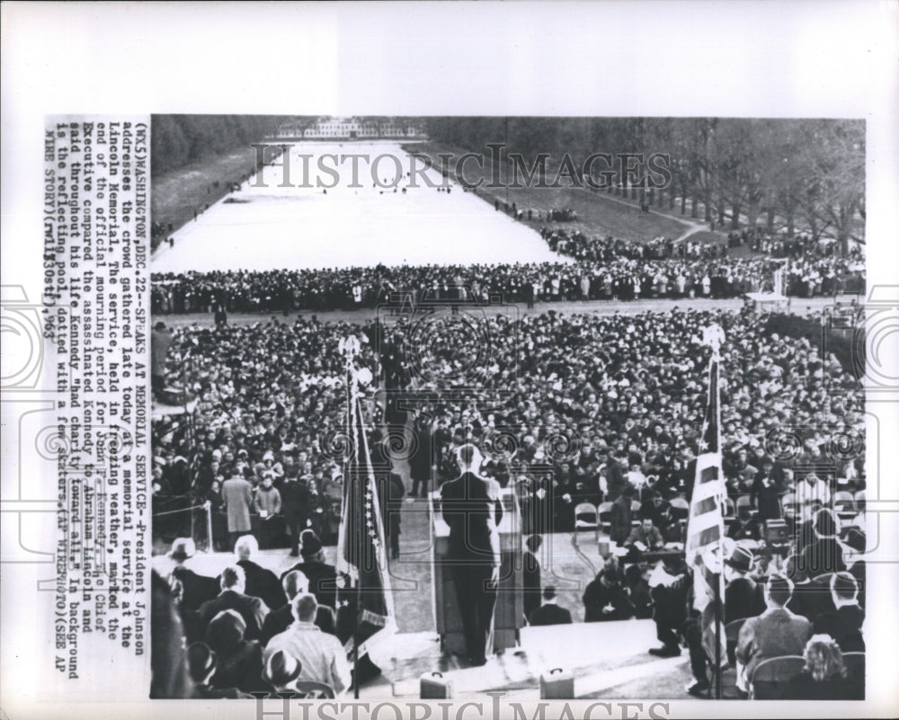 1963 Press Photo President Johnson Addresses the Crowd Gathered Late Today - Historic Images