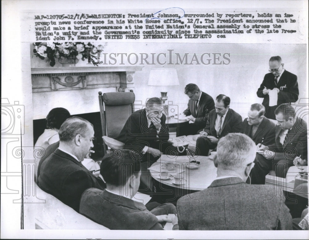 1963 Press Photo President Johnson Surrounded by Reporters - RSH04405 - Historic Images