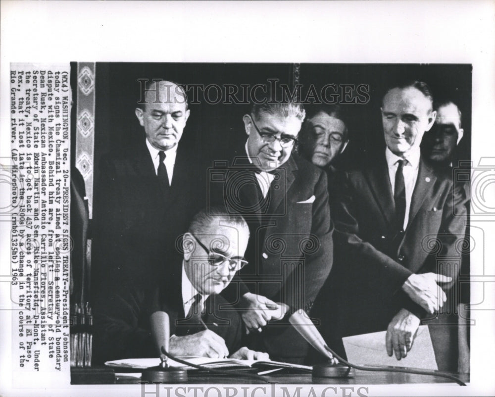 1968 Press Photo President Johnson Today Sings the Chamizal Treaty Aimed - Historic Images