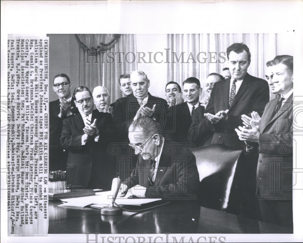 1963 Press Photo Witnesses Applaud as President Johnson Signs $95 Million Bill - Historic Images