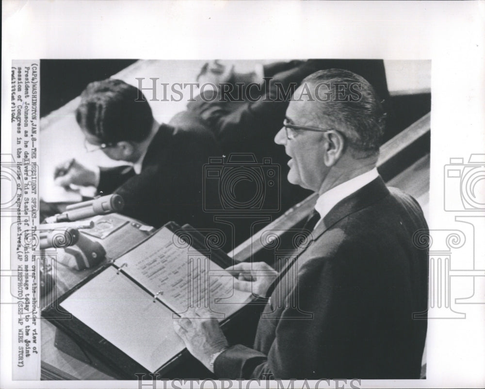 1966 Press Photo This is an Over the Shoulder View of President Johnson Deliver - Historic Images