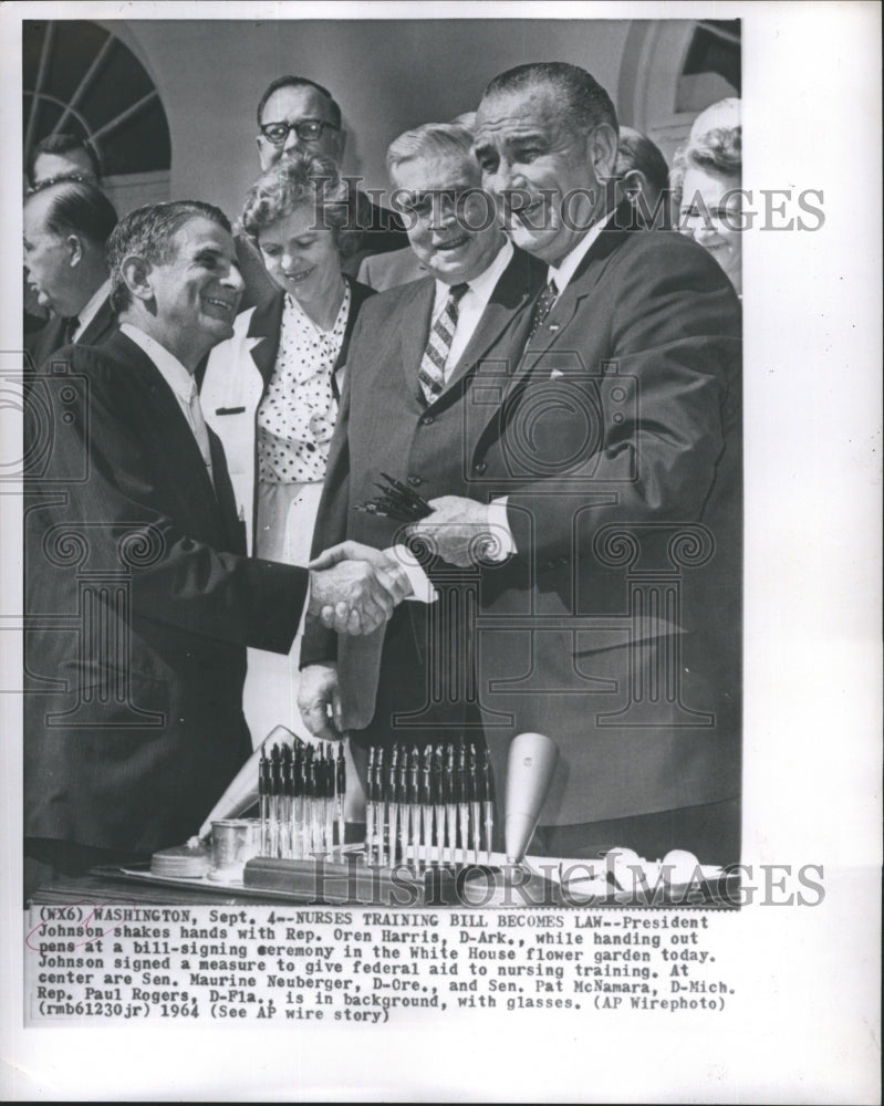 1954 Press Photo President Johnson Shakes Hands with rep. Oren harris - Historic Images