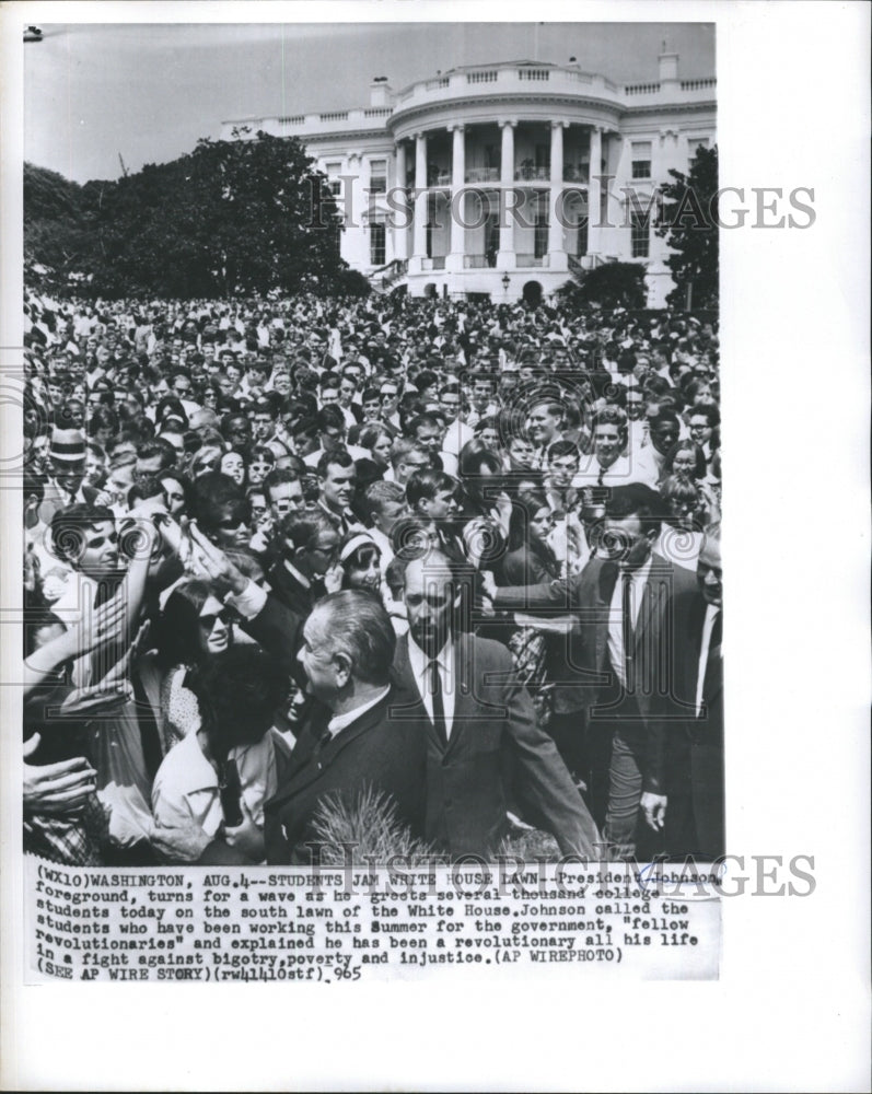 1965 Press Photo President Lyndon Johnson Foreground, Turns for Wave as greets - Historic Images