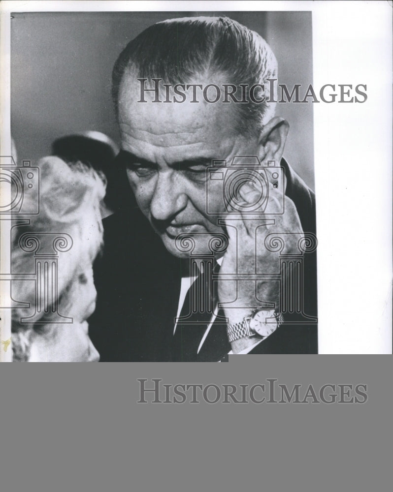 1963 Press Photo President Lyndon Johnson Chats with an Unidentified Woman - Historic Images