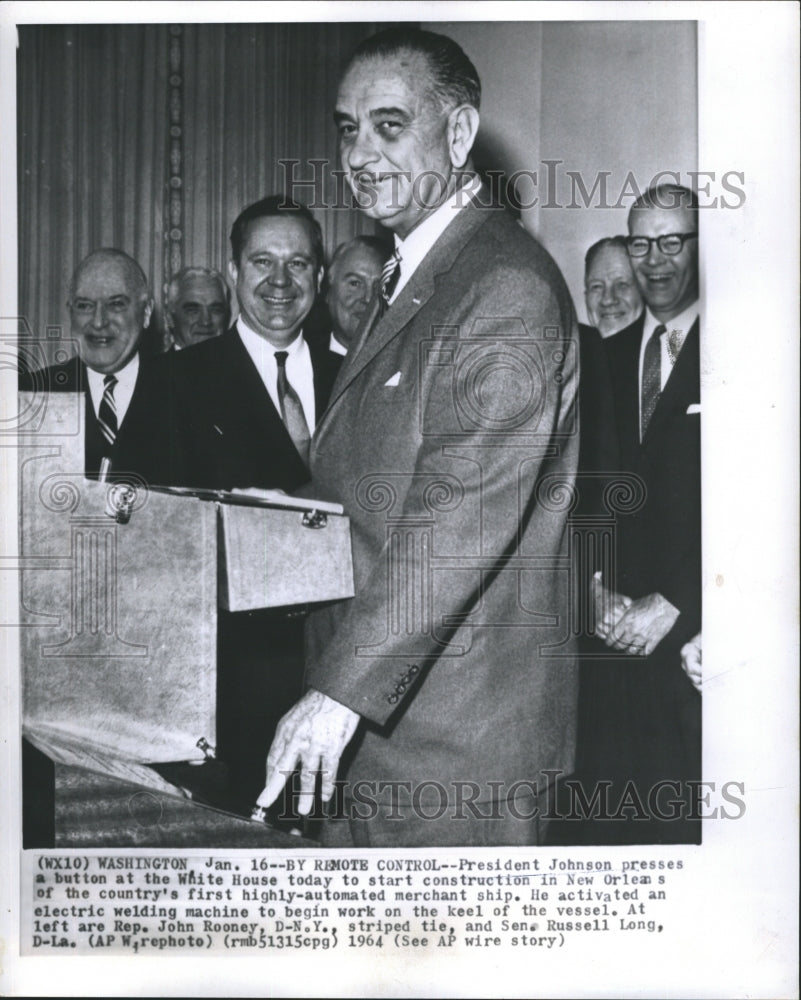 1964 Press Photo President Lyndon Johnson Presses Button at White House - Historic Images