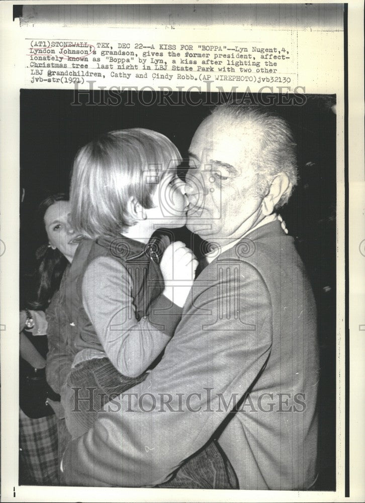 1971 Press Photo Lyn Nugent and Lyndon Johnson&#39;s Grandson Gives Former President - Historic Images