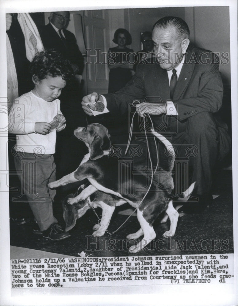 1966 Press Photo President Johnson Surprised Newsmen in White House Reception - Historic Images