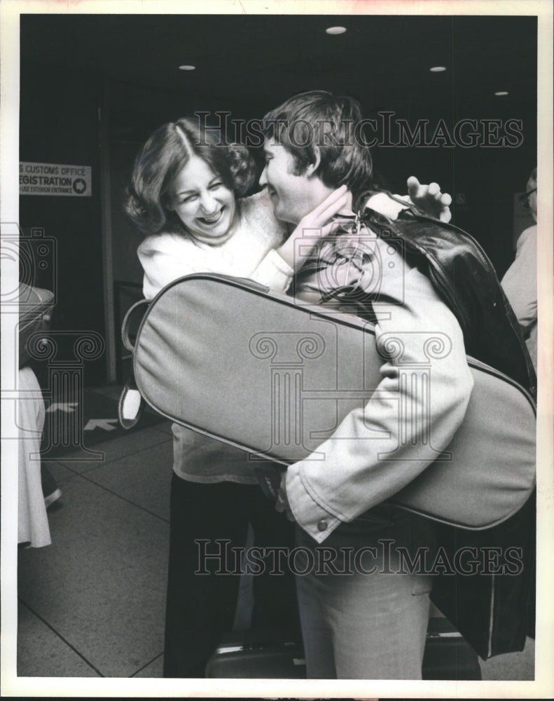 1979 Press Photo Cynthia Caltyatti gets a Big Laugh Out of Basson Case - Historic Images