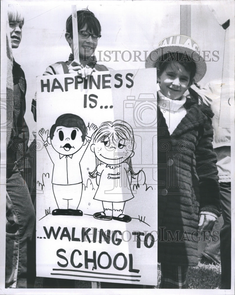 1972 Press Photo Anti-Bussins Warres Nick - RSH04719 - Historic Images