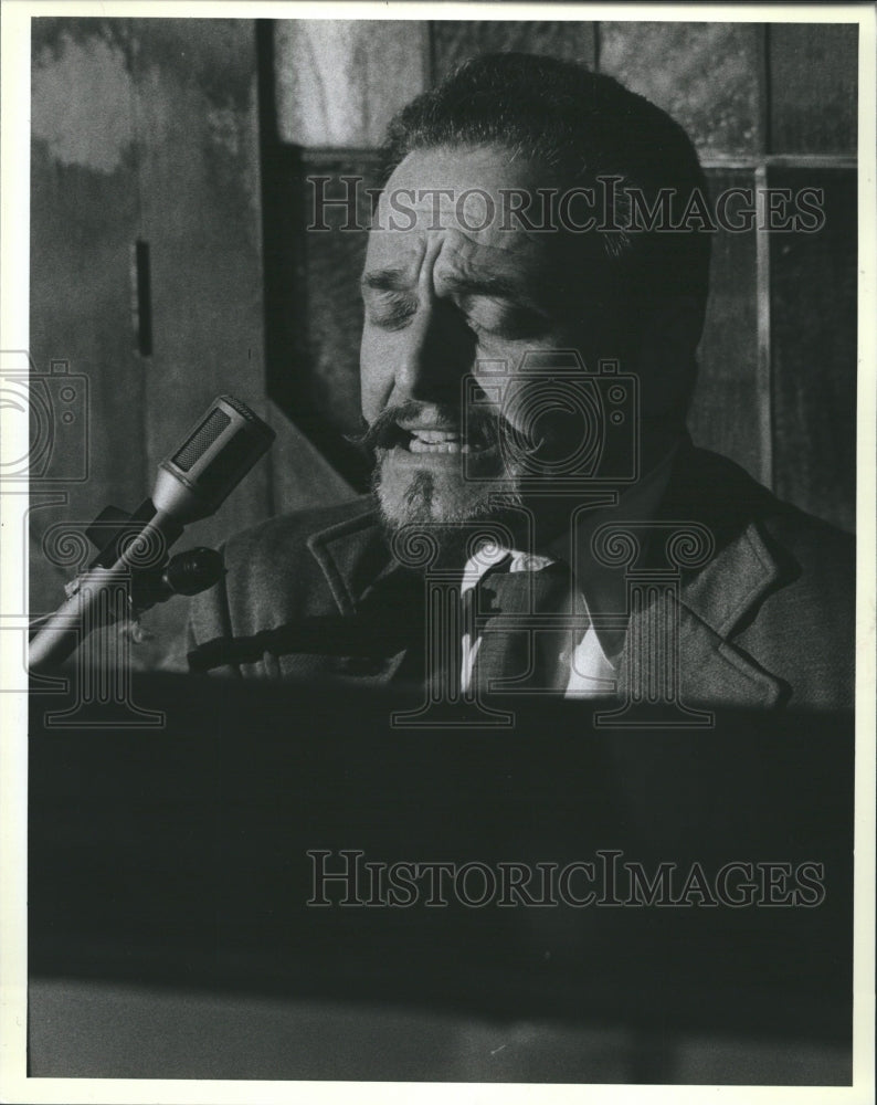 1984 Press Photo Buddy Charles Entertainer at Piano bar - Historic Images