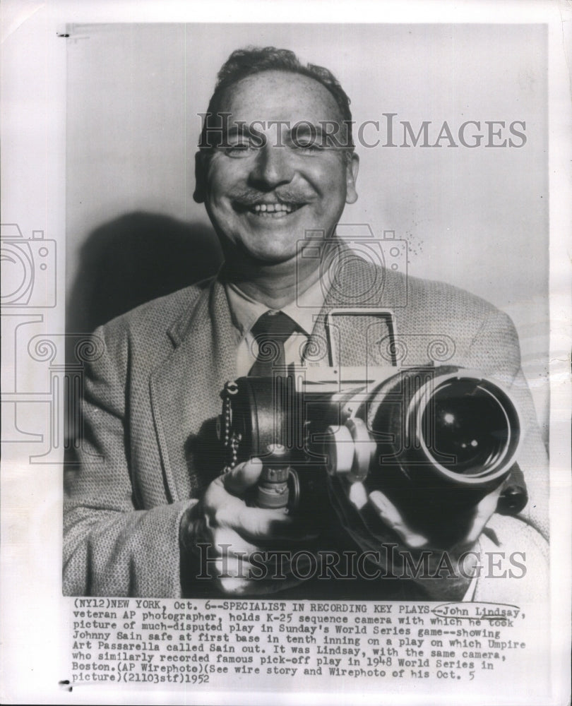 1952 Press Photo John Lindsey Veteran AP Photographer Holds K-25 Sequence Camera - Historic Images