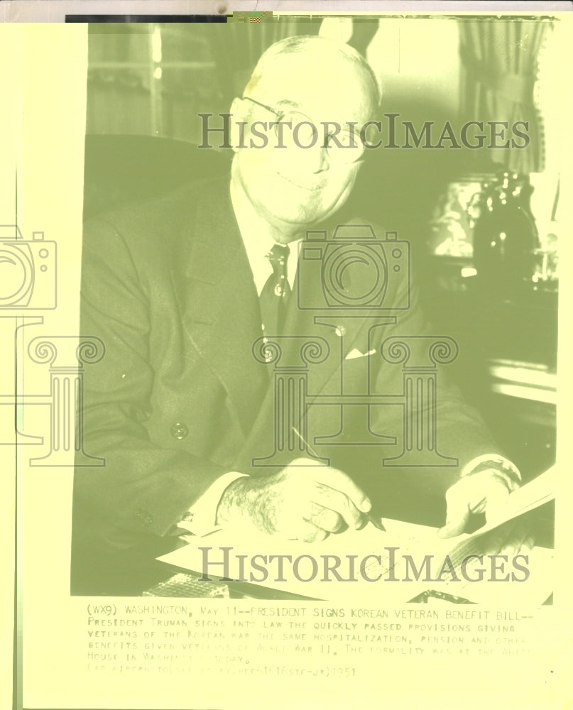 1951 Press Photo President Truman Signs Veteran Benefit Bill For Korean Vets - Historic Images