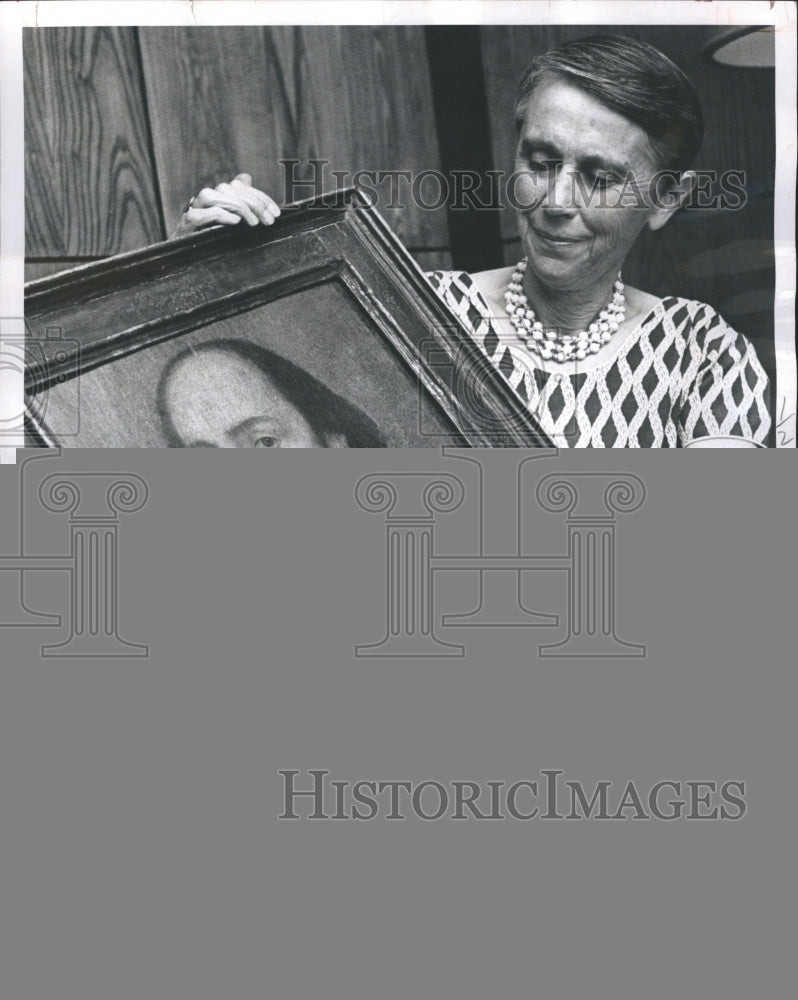 1964 Press Photo Mrs. Ernest Tross Holds Rare Portrait Of William Shakespeare - Historic Images