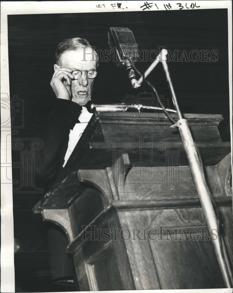 1938 Press Photo Novelist Sinclair Lewis At Auditorium In Chicago - Historic Images