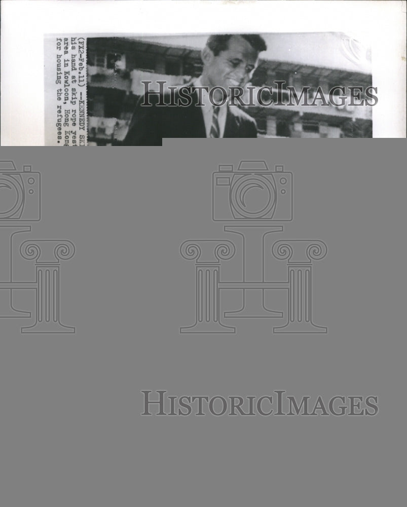 1962 Press Photo US Atty Gen Robert Kennedy Skips Rope ON Wong Tai Sin Tour - Historic Images