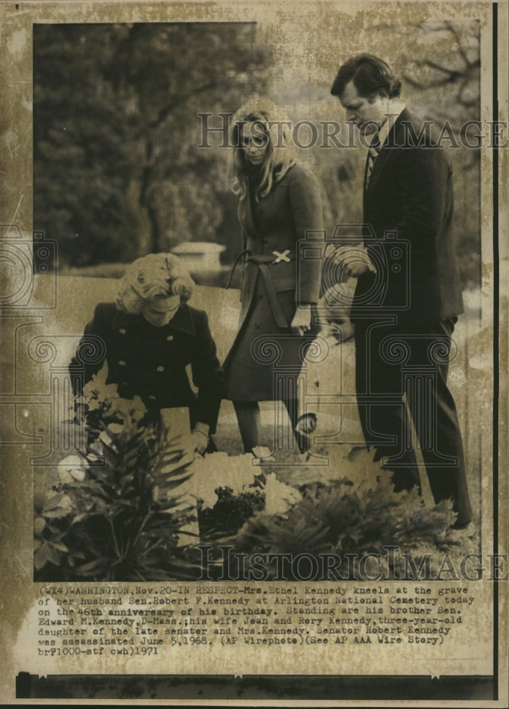 1971 Press Photo Ethel Kennedy Sen. Robert f. Kennedy Grave - RSH05297 - Historic Images